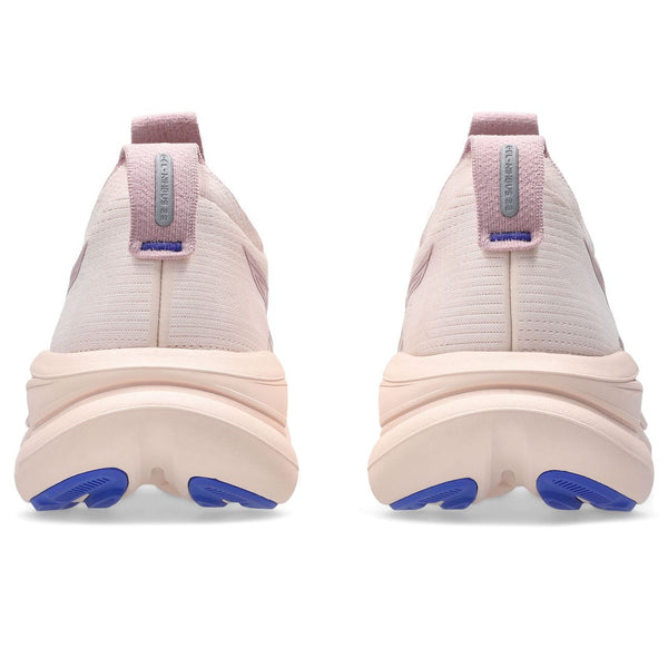 Et par Asics Gel-Nimbus 28 løbesko dame i Pearl Pink/Morganite vises bagfra, med tykke stødabsorberende såler, blå hældetaljer og en stof-hælrem med branding. Skoene står på en hvid overflade.