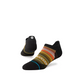 To olivenfarvede, lavtskårne Stance Curren Light Tab unisex-strømper med farverige mønstre vises på en hvid baggrund - den ene opretstående, den anden vinklet, så man kan se hælen og sålen.