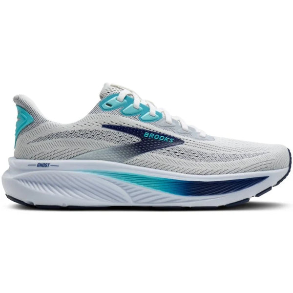 Brooks Ghost 17 Herre i White/Beacon Blue/Ipanema har mesh-materiale, stødabsorberende sål og en mellemsål med blå gradient - perfekt mængdetræningssko til løbesko herre, mærket BROOKS på siden.