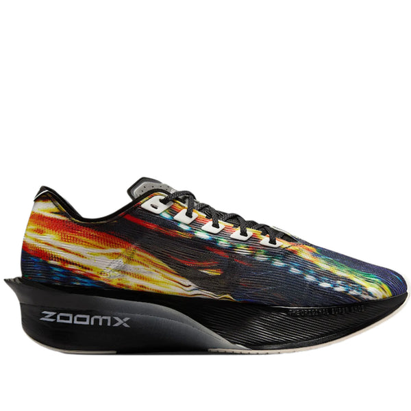 Et sidebillede af Nike ZoomX Vaporfly Next% 4 Prm herre løbesko i Multi-Color/Black-White-Sail med en levende overdel, sorte snørebånd, lavt skåret ankel og en tyk sort ZoomX-sål - perfekt som konkurrencesko løb.