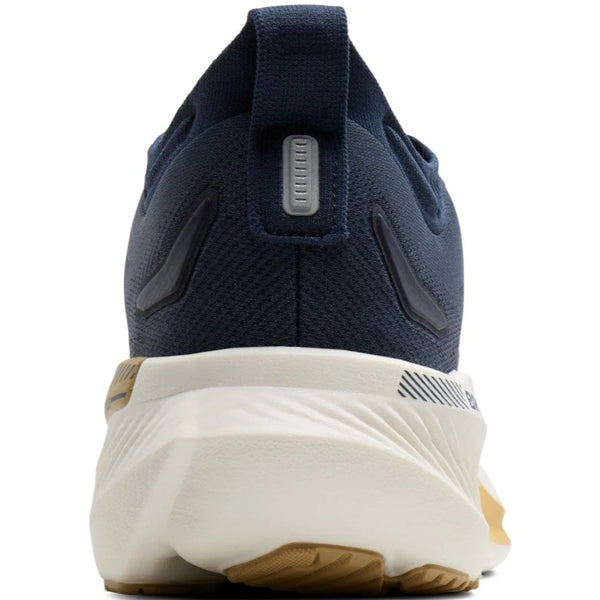 Et nærbillede bagfra af Brooks Glycerin GTS 23 herre i Blue/Spellbound/Starfish viser den tykke hvide sål, GuideRails-støtten, den strukturerede hæl, den lysebrune slidbane og en trækflig af stof bagpå.