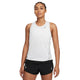 En person står og kigger fremad iført en hvid Nike Dri-Fit Race Tank til kvinder med et lille Nike-logo, parret med sorte shorts, på en almindelig hvid baggrund.