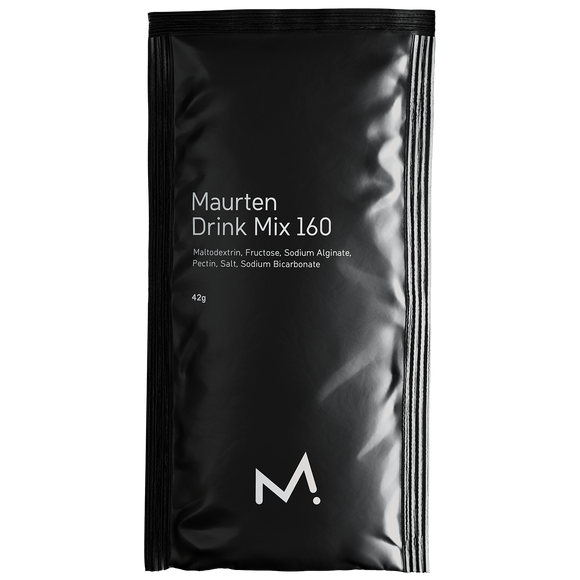 En elegant sort 42 g-pakke med Maurten Drink Mix 160, en populær energipulver sportsdrik, har en minimalistisk hvid tekst med ingredienser som maltodextrin og fruktose.