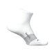 Elite Ultra Light Quarter Unisex løbestrømpe fra Feetures er hvid med en lysegrå tå og mærkets logo på siden. Den har sock-lock-teknologi for sikker pasform, vist på en fodform mod en hvid baggrund.