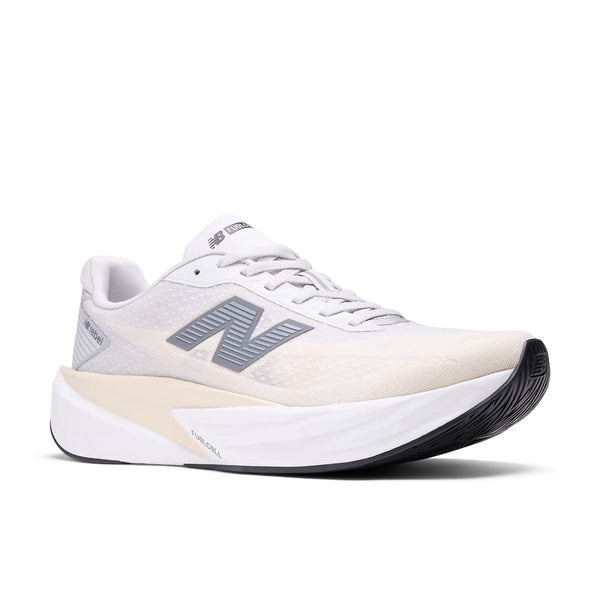 New Balance Fuelcell Rebel V5, Herre, Grey Marl har et gråt "N"-logo, hvide snørebånd, en tyk hvid og beige sål og en sort gummiydersål - ideel til tempotræning. Vist mod en almindelig hvid baggrund.
