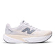 Et sidebillede af New Balance FuelCell Rebel V5, Herre, Grey Marl: en letvægtsløbesko med mesh-overdel, gråt logo, tyk hvid FuelCell-mellemsål og sort ydersål - ideel til tempotræning.