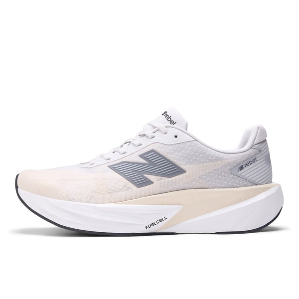 Et sidebillede af New Balance Fuelcell Rebel V5, Herre, Grey Marl viser det store N-logo, overdelen i mesh og den tykke, formede Fuelcell-skumsål - perfekt til tempotræning.