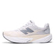 Et sidebillede af New Balance Fuelcell Rebel V5, Herre, Grey Marl viser det store N-logo, overdelen i mesh og den tykke, formede Fuelcell-skumsål - perfekt til tempotræning.