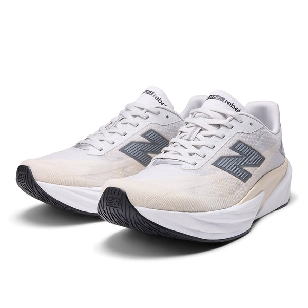 Et par New Balance Fuelcell Rebel V5 Herre i Grey Marl med overdel i mesh, stødabsorberende såler og det karakteristiske "N"-logo. De lette løbesko står side om side på en hvid baggrund.