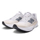 Et par New Balance Fuelcell Rebel V5 Herre i Grey Marl med overdel i mesh, stødabsorberende såler og det karakteristiske "N"-logo. De lette løbesko står side om side på en hvid baggrund.