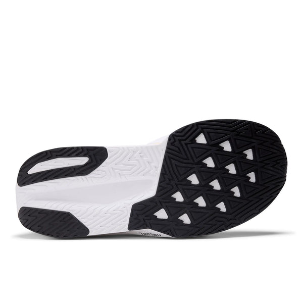 Billedet viser den sort-hvide sål på en New Balance FuelCell Rebel V5, Herre, Grey Marl med en mønstret slidbane med trekantede former og strukturerede linjer for bedre greb og trækkraft.