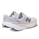 Et par New Balance FuelCell Rebel V5 herreløbesko i Grey Marl med sorte såler, moderne design, N-logo og FuelCell-mærke på mellemsålen samt diskrete beige detaljer-perfekte til tempotræning.