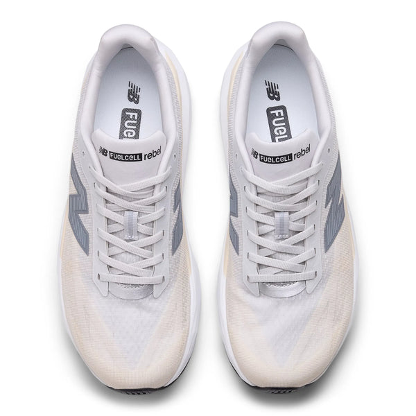 Et par New Balance FuelCell Rebel V5, Herre, Grey Marl letvægtsløbesko set ovenfra med grå detaljer, hvide såler og snørebånd. Mærke- og modelnavn ses på pløsen-perfekt til tempotræning.
