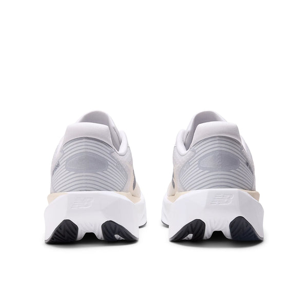 New Balance Fuelcell Rebel V5 Herre i Grey Marl har lysegrå og hvid overdel, et synligt logo på hælen og teksturerede ydersåler med sorte detaljer - ideelle letvægtsløbesko til tempotræning.
