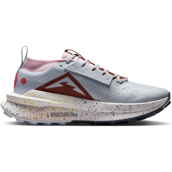 Nike Zegama 2 Dame i Pure Platinum/White-Football Grey har et moderne look med et rødt geometrisk logo, rødbrune snørebånd, gul og rød prikket mellemsål og en sort Vibram Megagrip ydersål.
