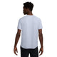 En person kigger væk fra kameraet iført en Nike Dri-FIT ADV kortærmet løbetop til mænd i Ghost/Htr/Reflective Silver og sorte bukser på en almindelig hvid baggrund.