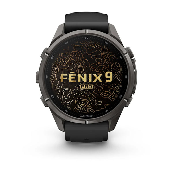 Her ses et Garmin fenix 9 Pro InReach 43 mm AMOLED multisport-smartur i Carbon Grey DLC-titanium med et sort armbånd i pebble-design. Skærmen viser guldfarvede topografiske linjer og den markante tekst »Fenix 9 Pro« på tværs af skærmen, hvilket understreger urets avancerede funktioner til ethvert eventyr, herunder inReach-satellitforbindelse.