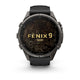 Her ses et Garmin fenix 9 Pro InReach 43 mm AMOLED multisport-smartur i Carbon Grey DLC-titanium med et sort armbånd i pebble-design. Skærmen viser guldfarvede topografiske linjer og den markante tekst »Fenix 9 Pro« på tværs af skærmen, hvilket understreger urets avancerede funktioner til ethvert eventyr, herunder inReach-satellitforbindelse.