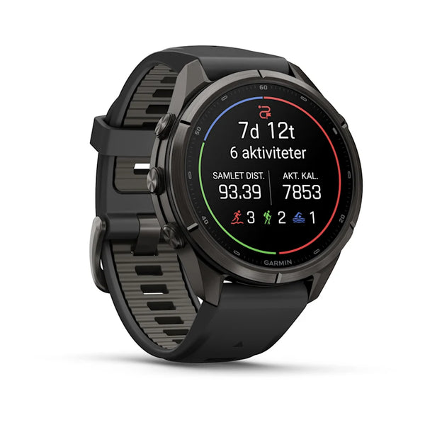 Et Garmin fenix 9 Pro InReach 43 mm AMOLED-smartur i kulgråt DLC-titanium har en rund skærm, der viser aktivitetsdata såsom dage, timer, aktiviteter, samlet distance og forbrændte kalorier. Uret leveres med et sort silikonearmbånd og tre sideknapper og tilbyder forbedret tilslutningsmuligheder og sikkerhed takket være kompatibilitet med inReach-satellitteknologi.