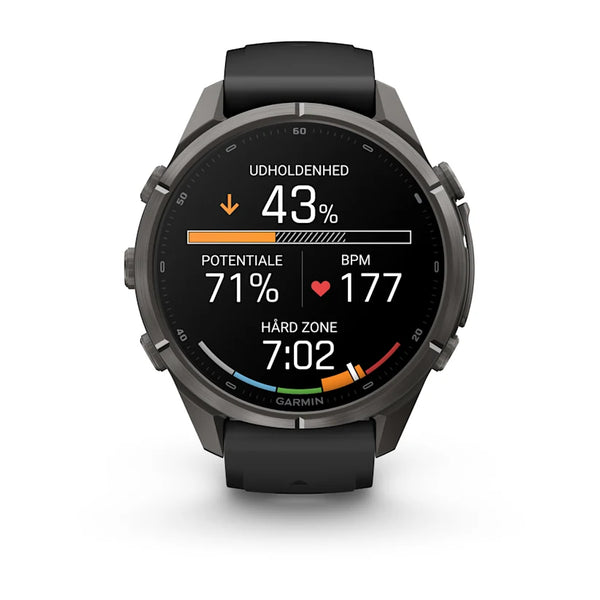 Et Garmin fenix 9 Pro InReach 43 mm AMOLED Carbon Grey DLC titanium/sort/Pebble multisport-smartur viser træningsdata – Udholdenhed 43 %, Potentiale 71 %, BPM 177, Hård Zone, tid 7:02—på sit runde digitale urskive. Med flere sideknapper og avancerede sporingsfunktioner understøtter dette Garmin-ur også inReach-satellitforbindelse for øget sikkerhed under dine aktiviteter.