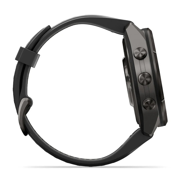 Et billede set fra siden af Garmin fenix 9 Pro InReach 43 mm AMOLED-smarturet i Carbon Grey DLC-titanium med et sort, buet silikonearmbånd i »pebble«-design, hvor man kan se tre runde knapper på højre side; skærmen kan ikke ses fra denne vinkel.
