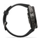 Et billede set fra siden af Garmin fenix 9 Pro InReach 43 mm AMOLED-smarturet i Carbon Grey DLC-titanium med et sort, buet silikonearmbånd i »pebble«-design, hvor man kan se tre runde knapper på højre side; skærmen kan ikke ses fra denne vinkel.