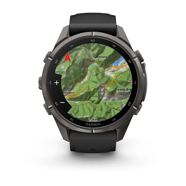 Et Garmin fenix 9 Pro InReach 43 mm AMOLED-multisport-smartur i Carbon Grey DLC-titanium med sort rem viser et rundt topografisk kort med højdekurver, en rød kompasspil og markerede steder som Vestone og Treviso Bres. Dets InReach-satellitkompatibilitet sikrer pålidelig navigation, uanset hvor dine eventyr fører dig hen.