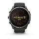 Garmin fenix 9 Pro InReach 51 mm er et sort multisport-smartur med en rund urskive, hvor der står »FENIX 9 PRO« på et guldfarvet topografisk kortmotiv på hvid baggrund. Uret er fremstillet af eksklusivt Carbon Grey DLC-titanium og har en silikonerem i farverne sort og Pebble Grey.