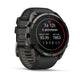 Et sort Garmin fenix 9 Pro InReach 51 mm multisport-smartur i Carbon Grey DLC-titanium med en slidstærk silikonerem i farven Pebble Grey viser træningsdata på den runde skærm, herunder samlet aktivitetstid, antal aktiviteter, distance og forbrændte kalorier.