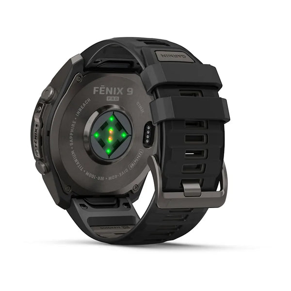 Her ses en Garmin fenix 9 Pro InReach 51 mm set bagfra, med et kulgråt DLC-titaniumhus, et oplyst sensorområde med grønne lys og en sort silikonereim.
