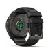 Her ses en Garmin fenix 9 Pro InReach 51 mm set bagfra, med et kulgråt DLC-titaniumhus, et oplyst sensorområde med grønne lys og en sort silikonereim.