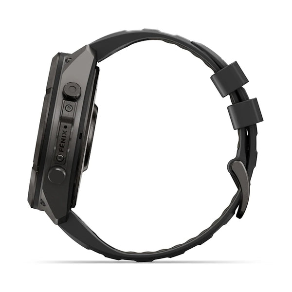 Set fra siden: Et Garmin fenix 9 Pro InReach 51 mm smartwatch i Carbon Grey DLC-titanium med et sort og småstensgråt silikonerem med en struktureret, mat overflade og en rektangulær lås. Der ses to knapper på venstre side, mens urskiven er skjult for at fremhæve den robuste konstruktion, der er ideel til inReach-kompatibilitet.