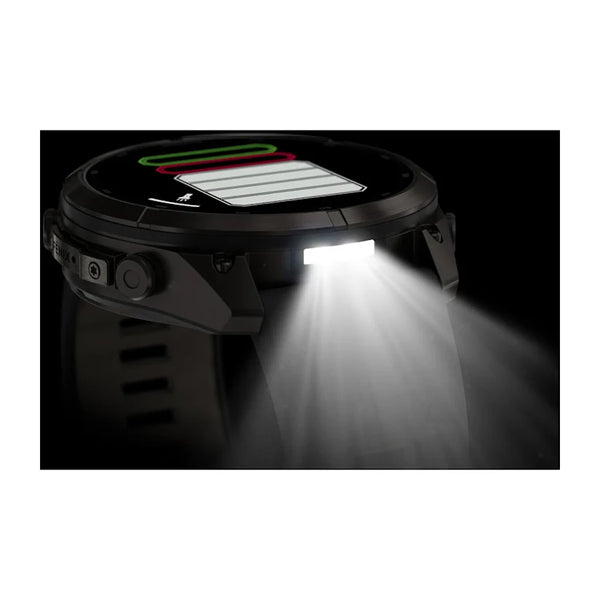 Et Garmin fenix 9 Pro InReach 51 mm multisport-smartur i Carbon Grey DLC-titanium med et sort og småstensgråt silikonerem udsender et klart hvidt LED-lys fra siden. Skærmen ovenfor viser tre farvede bjælker, selvom hele urskiven er delvist skjult. En sort baggrund fremhæver det udsendte lys.
