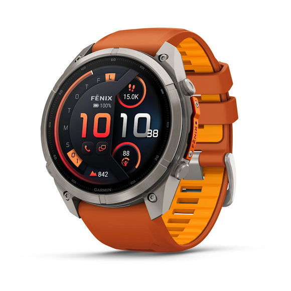 Et Garmin fenix 9 Pro InReach 51 mm multisport-smartur med titaniumkasse og et silikonerem i farverne Autumn Orange og Spark Orange. Den sort-orange skærm viser klokkeslæt, dato, skridttæller, batteriniveau og yderligere fitnessdata.