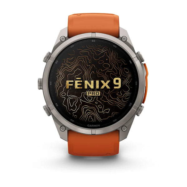 Her ses et Garmin fenix 9 Pro InReach 51 mm multisport-smartur med titaniumhus og et silikonerem i farverne Autumn Orange og Spark Orange. Den runde skærm viser et topografisk kort, hvor »FENIX 9 PRO« er fremhævet med fed guldskrift i midten, hvilket understreger urets avancerede navigationsfunktioner og inReach-kompatibilitet.