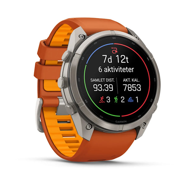 Et Garmin fenix 9 Pro InReach 51 mm multisport-smartur med titaniumhus og silikonerem i farverne Autumn Orange og Spark Orange viser træningsdata på dansk på den runde skærm, herunder samlet tid, antal aktiviteter, distance og forbrændte kalorier.