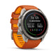 Et Garmin fenix 9 Pro InReach 51 mm multisport-smartur med titaniumhus og silikonerem i farverne Autumn Orange og Spark Orange viser træningsdata på dansk på den runde skærm, herunder samlet tid, antal aktiviteter, distance og forbrændte kalorier.