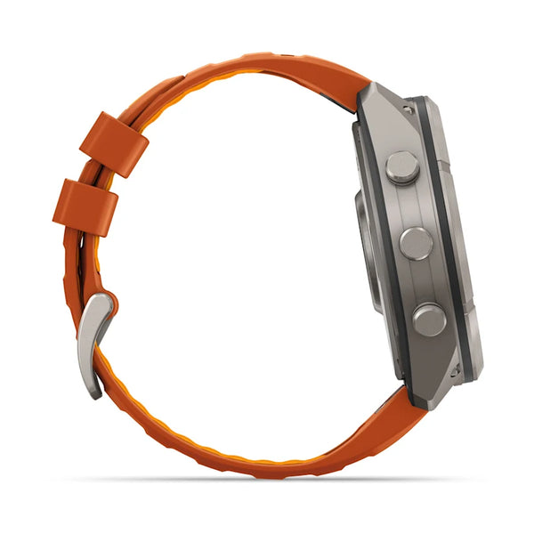 Sidebillede af Garmin fenix 9 Pro InReach 51 mm multisport-smarturet i titanium med en silikonerem i farverne Autumn Orange og Spark Orange. På højre side af urkassen ses tre knapper, mens låsen og remhullerne er synlige på venstre side. Baggrunden er ensfarvet hvid.