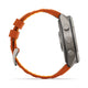 Sidebillede af Garmin fenix 9 Pro InReach 51 mm multisport-smarturet i titanium med en silikonerem i farverne Autumn Orange og Spark Orange. På højre side af urkassen ses tre knapper, mens låsen og remhullerne er synlige på venstre side. Baggrunden er ensfarvet hvid.
