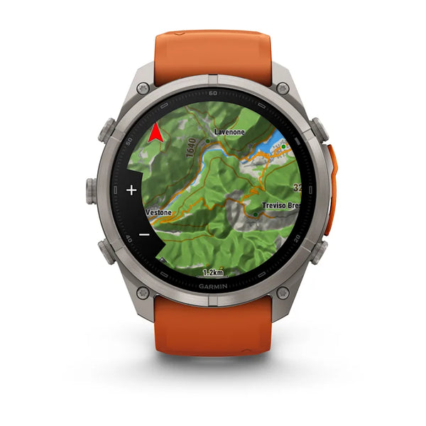 Garmin fenix 9 Pro InReach 51 mm multisport-smarturet, der har et titaniumhus og et silikonerem i farverne Autumn Orange og Spark Orange, ses her set forfra på en hvid baggrund. Den runde skærm viser et topografisk kort med grønt terræn, vandarealer og rutelinjer.
