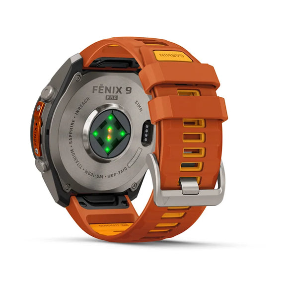 Her ses en Garmin fenix 9 Pro InReach 51 mm set bagfra med et titaniumhus, et silikonearmbånd i farverne Autumn Orange og Spark Orange, synlige sensorer og Garmin-logoet. Den sølvfarvede lås har gule detaljer. Uret er afbilledet på en hvid baggrund.