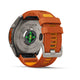 Her ses en Garmin fenix 9 Pro InReach 51 mm set bagfra med et titaniumhus, et silikonearmbånd i farverne Autumn Orange og Spark Orange, synlige sensorer og Garmin-logoet. Den sølvfarvede lås har gule detaljer. Uret er afbilledet på en hvid baggrund.