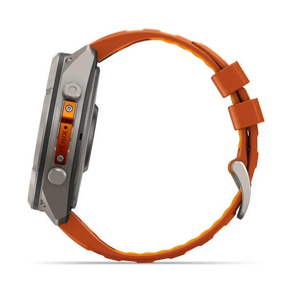 Her er din omskrevne sætning, der bygger på de angivne produktoplysninger: Et sidebillede af det robuste Garmin fenix 9 Pro InReach 51 mm multisport-smartur, der har en titaniumkasse, knapper i farven »spark orange« samt en silikonereb i farverne »autumn orange« og »spark orange« med struktureret design og metalspænde. Uret vises på en ensfarvet hvid baggrund.