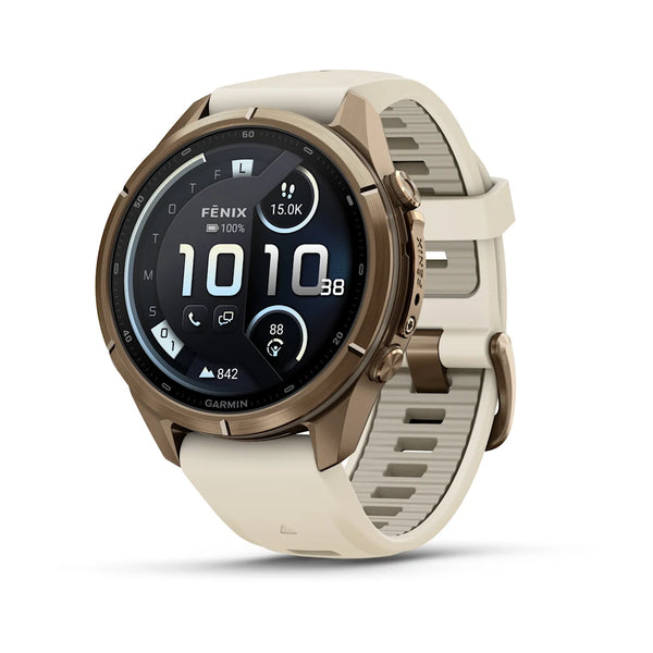 Et Garmin fenix 9 Pro inReach AMOLED 43 mm multisport-smartur med et titaniumhus i farven »autumn gold« og et cremefarvet silikonerem i farven »French grey«, der på sin digitale skærm viser træningsdata og klokkeslættet 10:10:38.