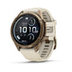 Et Garmin fenix 9 Pro inReach AMOLED 43 mm multisport-smartur med et titaniumhus i farven »autumn gold« og et cremefarvet silikonerem i farven »French grey«, der på sin digitale skærm viser træningsdata og klokkeslættet 10:10:38.