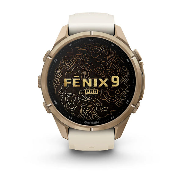 Vi præsenterer Garmin fenix 9 Pro inReach AMOLED 43 mm, der er udstyret med en titanramme i farven »autumn gold« kombineret med et elegant silikonearmbånd i farverne »cream« og »French grey«. Skærmen fremhæver teksten »fenix 9 Pro« på en sort baggrund prydet med elegante guldkonturlinjer, hvilket understreger det avancerede design af dette førsteklasses multisport-smartur.