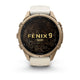 Vi præsenterer Garmin fenix 9 Pro inReach AMOLED 43 mm, der er udstyret med en titanramme i farven »autumn gold« kombineret med et elegant silikonearmbånd i farverne »cream« og »French grey«. Skærmen fremhæver teksten »fenix 9 Pro« på en sort baggrund prydet med elegante guldkonturlinjer, hvilket understreger det avancerede design af dette førsteklasses multisport-smartur.