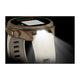 Et nærbillede af Garmin fenix 9 Pro inReach AMOLED 43 mm med en ramme i farven Autumn Gold Titanium og en silikonestrop i farverne Cream og French Grey viser en skærm med fitnessdata. Den indbyggede lommelygte på siden af uret er tændt og oplyser omgivelserne.