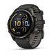 Et Garmin fenix 9 Pro inReach 47 mm multisport-smartur i Carbon Grey DLC-titanium har en rund skærm, der viser klokkeslæt, skridt, puls, batteriniveau og forskellige sundhedsdata. Det leveres med et slidstærkt silikonerem i sort og pebblegrå og er udstyret med flere sideknapper, der gør det nemt at navigere.