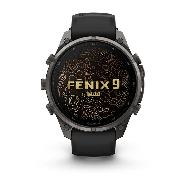 Vi præsenterer Garmin fenix 9 Pro inReach 47 mm, Carbon Grey DLC-titanium med et sort/Pebble Grey silikonerem. Dette avancerede multisport-smartwatch har en rund skærm med et iøjnefaldende topografisk kortdesign i guld og et markant Fenix 9 Pro-logo. Det er designet med brugervenlighed for øje og er udstyret med tre knapper på hver side, der giver hurtig adgang til vigtige funktioner såsom inReach-forbindelse og omfattende multisport-sporing.